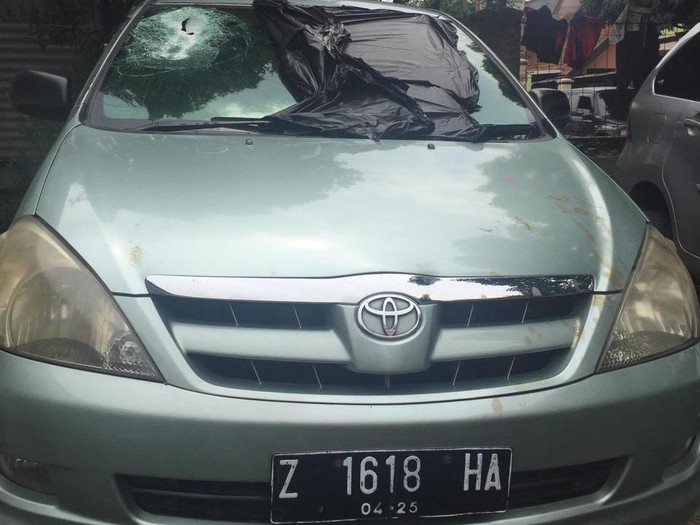 Pengendaran mobil yang menjadi korban pelemparan batu meninggal dunia