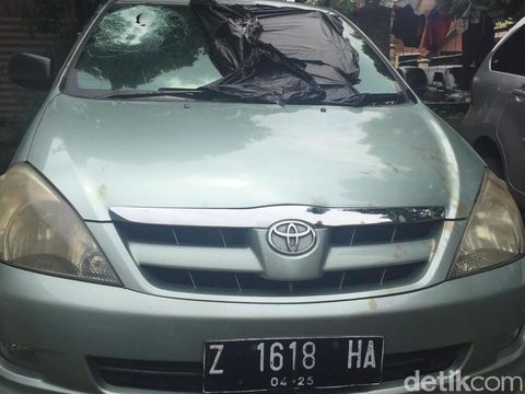 Pengendaran mobil yang menjadi korban pelemparan batu meninggal dunia