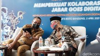 Oleh sebab itu, percepatan akses digital di lingkungan daerah pun menjadi fokus utama dalam menanggulangi berbagai permasalahan perekonomian tersebut.  