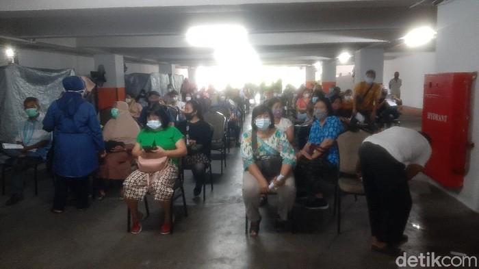 Peserta vaksinasi COVID-19 secara massal bagi kelompok masyarakat lanjut usia (lansia) di Pakanbaru, Riau (Raja Adil/detikcom)