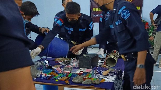Petugas menggeledah sel di Rutan Banjarnegara, Senin (5/4/2021) malam.