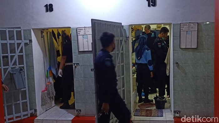 Petugas menggeledah sel di Rutan Banjarnegara, Senin (5/4/2021) malam.