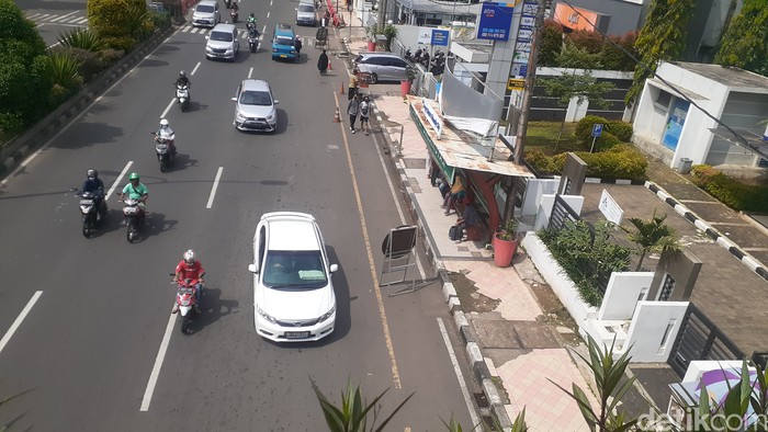 Pintu masuk JPO dekat Balai Kota Depok yang semula terhalang parkir liar kini sudah bebas parkir liar, 5 April 2021. (Afzal NI/detikcom)