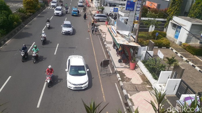 Pintu masuk JPO dekat Balai Kota Depok yang semula terhalang parkir liar kini sudah bebas parkir liar, 5 April 2021. (Afzal NI/detikcom)