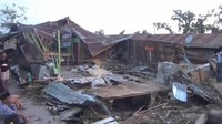 Warga kemudian membersihkan dahan-dahan pohon tumbang itu pada Minggu (4/1/2021). Saat itulah pohon tiba-tiba berdiri lagi. (Foto: dok. Istimewa)