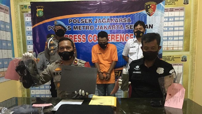 Polisi tangkap pelaku pencurian laptop di rumah sakit di Jagakarsa. Foto dikirim Kapolsek Jagakarsa Kompol Eko