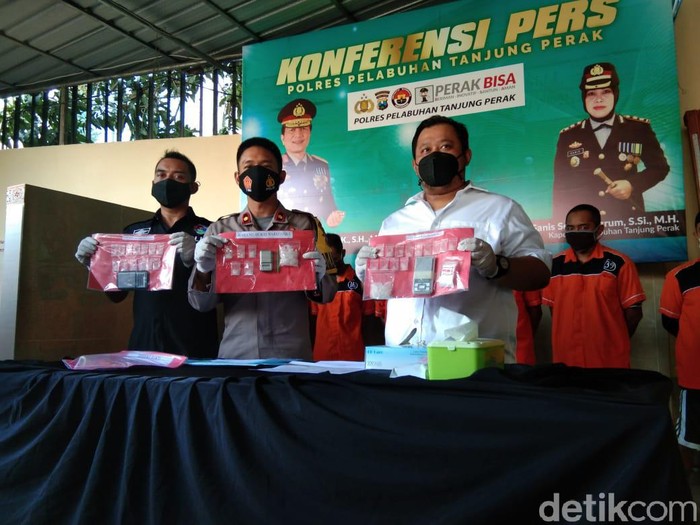Oknum wartawan di Surabaya diamankan saat pesta sabu. Dalam kasus ini, polisi mengamankan 3 gram lebih sabu.