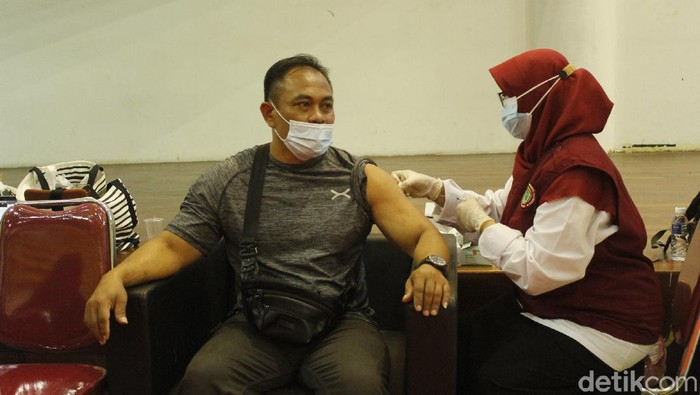 Kontingen PON 2020 dan Peparnas 2021 Jawa Barat mendapatkan vaksin COVID-19.