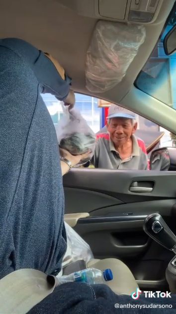 pria borong salak dari nenek penjual di depan Soto Kadipiro.