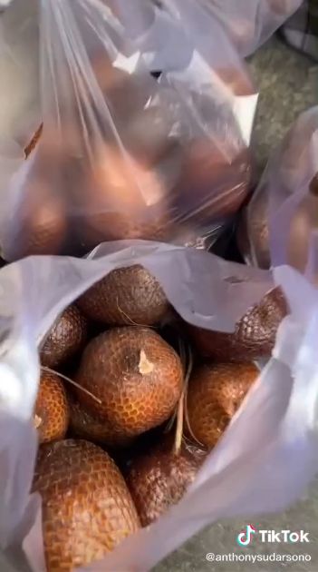 pria borong salak dari nenek penjual di depan Soto Kadipiro.