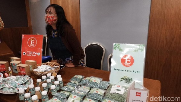 Jawa Barat menjadi pilot project penyertaan UMKM masuk ke dalam rantai pasok industri perhotelan nasional. Jabar selama ini merupakan trendsetter produk-produk lokal unggulan di Indonesia. (Siti Fatimah/detikTravel) Jawa Barat menjadi pilot project penyertaan UMKM masuk ke dalam rantai pasok industri perhotelan nasional. Jabar selama ini merupakan trendsetter produk-produk lokal unggulan di Indonesia. (Siti Fatimah/detikTravel)