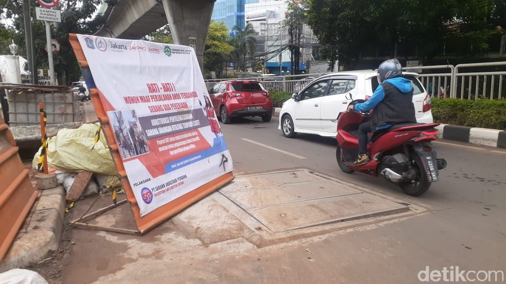 Proyek galian manhole (SJUT) di Jl Kapten P Tendean, Jaksel, 5 April 2021. (Afzal Nur Iman/detikcom)