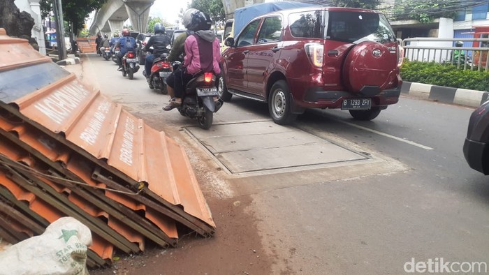 Proyek galian manhole (SJUT) di Jl Kapten P Tendean, Jaksel, 5 April 2021. (Afzal Nur Iman/detikcom)