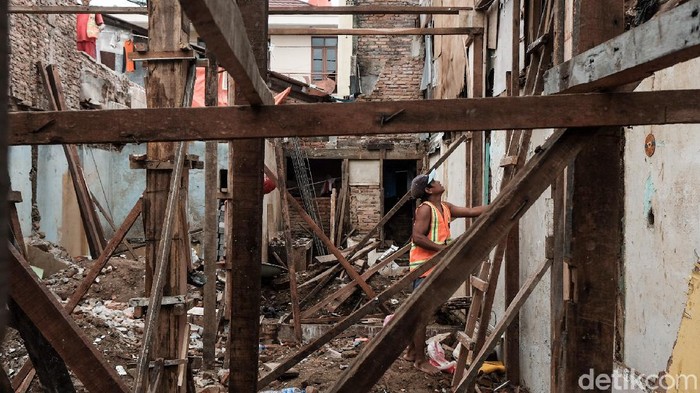 Proyek rumah panggung di Kampung Melayu Jaktim Proyek ini dikritik oleh Fraksi PDIP dan NasDem DPRD DKI. Bagaimana menurut Anda?