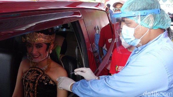 Ternyata, ada dua sosok yang ikut di vaksin. Keduanya merupakan tokoh dalam pewayangan dari epos Ramayana yakni Rama dan Shinta. Vaksinasi kali ini dilakukan secara drive thru artinya penerima vaksin tak perlu turun dari kendaraan. Ternyata, ada dua sosok yang ikut di vaksin. Keduanya merupakan tokoh dalam pewayangan dari epos Ramayana yakni Rama dan Shinta. Vaksinasi kali ini dilakukan secara drive thru artinya penerima vaksin tak perlu turun dari kendaraan.