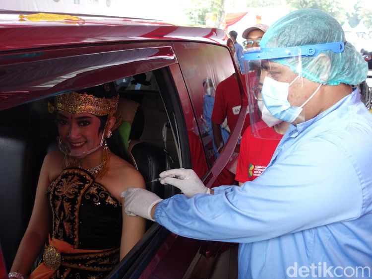 Saat Rama dan Shinta Divaksinasi