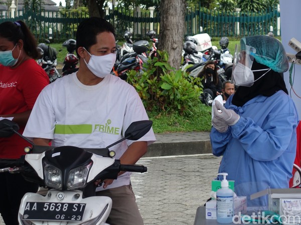 Didukung oleh tenaga kesehatan dari puskesmas setempat dan RS Bhayangkara, fasilitas vaksinasi di Prambanan ini mampu mengakomodir hingga 1.000 dosis vaksin setiap harinya. Bagi peserta vaksinasi yang tidak memiliki KTP Kabupaten Sleman, wajib membawa surat keterangan domisili. Selain itu, seluruh peserta vaksinasi juga wajib menunjukkan bukti surat keterangan dari tempat bekerja maupun ID Card yang masih berlaku. Didukung oleh tenaga kesehatan dari puskesmas setempat dan RS Bhayangkara, fasilitas vaksinasi di Prambanan ini mampu mengakomodir hingga 1.000 dosis vaksin setiap harinya. Bagi peserta vaksinasi yang tidak memiliki KTP Kabupaten Sleman, wajib membawa surat keterangan domisili. Selain itu, seluruh peserta vaksinasi juga wajib menunjukkan bukti surat keterangan dari tempat bekerja maupun ID Card yang masih berlaku.