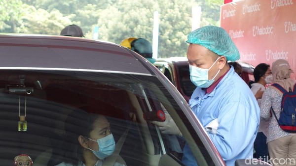 Pelaksanaan vaksinasi COVID-19 kali ini, merupakan sentra vaksinasi yang diinisiasi oleh Halodoc dan Gojek bersama Kementerian Kesehatan, Kementerian Pariwisata dan Ekonomi Kreatif, Pemerintah Kabupaten Sleman, serta Taman Wisata Candi (TWC) Borobudur, Prambanan, dan Ratu Boko dan didukung Danone. Pelaksanaan vaksinasi COVID-19 kali ini, merupakan sentra vaksinasi yang diinisiasi oleh Halodoc dan Gojek bersama Kementerian Kesehatan, Kementerian Pariwisata dan Ekonomi Kreatif, Pemerintah Kabupaten Sleman, serta Taman Wisata Candi (TWC) Borobudur, Prambanan, dan Ratu Boko dan didukung Danone.