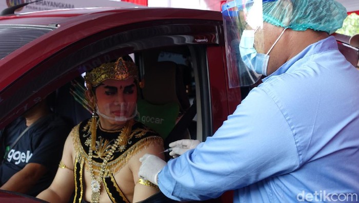 Rama dan Shinta menerima suntikan dosis pertama vaksin COVID-19 di taman parkir Ramayana Ballet, Kompleks Candi Prambanan, Sleman, Senin (5/4/2021).