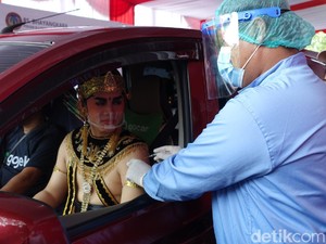 Ketika Rama dan Shinta Ikut Suntik Vaksin Covid-19 Drive Thru di Prambanan