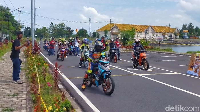 Satgas COVID-19 Banyuwangi membubarkan road race tanpa izin. Lomba balap motor tersebut dibubarkan karena mengikutkan peserta dari luar kota Banyuwangi.