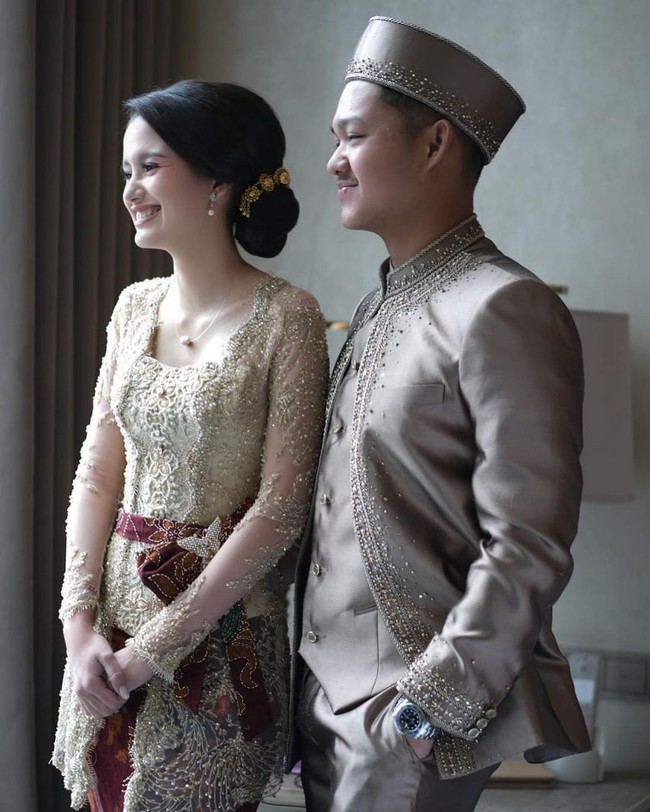 Keduanya terlihat tertawa bahagia. Senyum manis Sarah Menzel pun terpancar. Foto: Instagram/@ssarah_menzel, @estherkwanmua