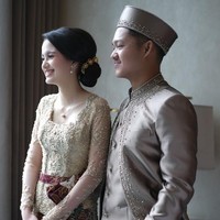 Keduanya terlihat tertawa bahagia. Senyum manis Sarah Menzel pun terpancar. Foto: Instagram/@ssarah_menzel, @estherkwanmua