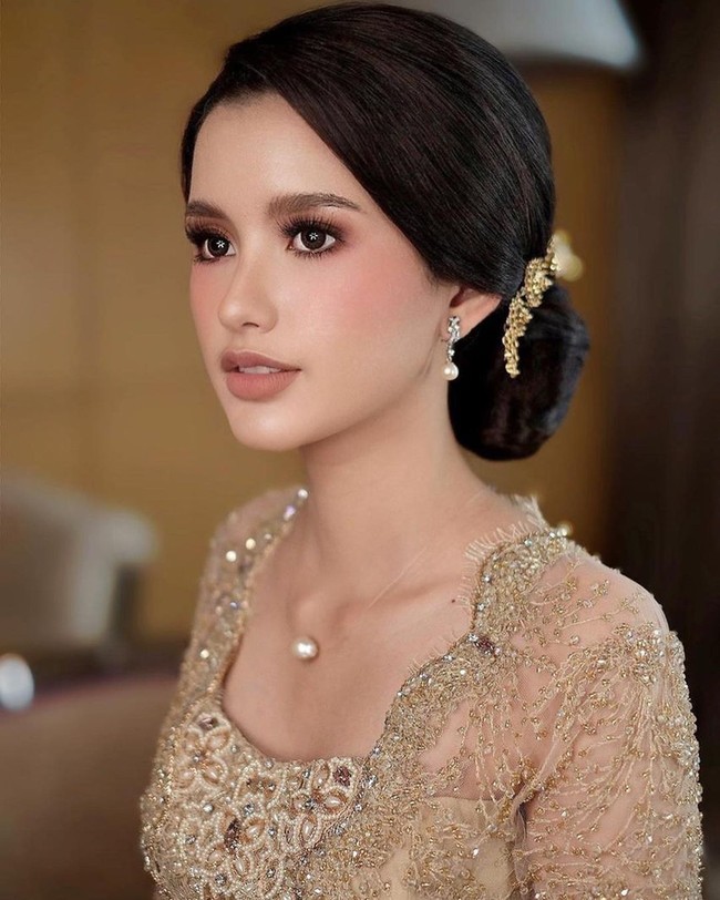 Wajah blasteran Sarah Menzel makin cantik berkat polesan makeup bernuansa nude dan natural hasil polesan tangan makeup artist Esther Kwan. Foto: Instagram/@ssarah_menzel, @estherkwanmua