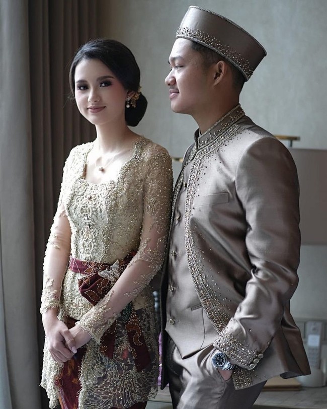 Bak pemotretan pre-wedding, Sarah Menzel dan Azriel menyempatkan foto bersama sebelum acara. Foto: Instagram/@ssarah_menzel, @estherkwanmua