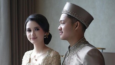 Foto: Cantiknya Sarah Menzel Kekasih Azriel, Berkebaya di Pernikahan Aurel