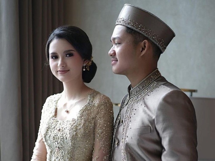 Penampilan Sarah Menzel kekasih Azriel di pernikahan Aurel Hermansyah dan Atta Halilintar.