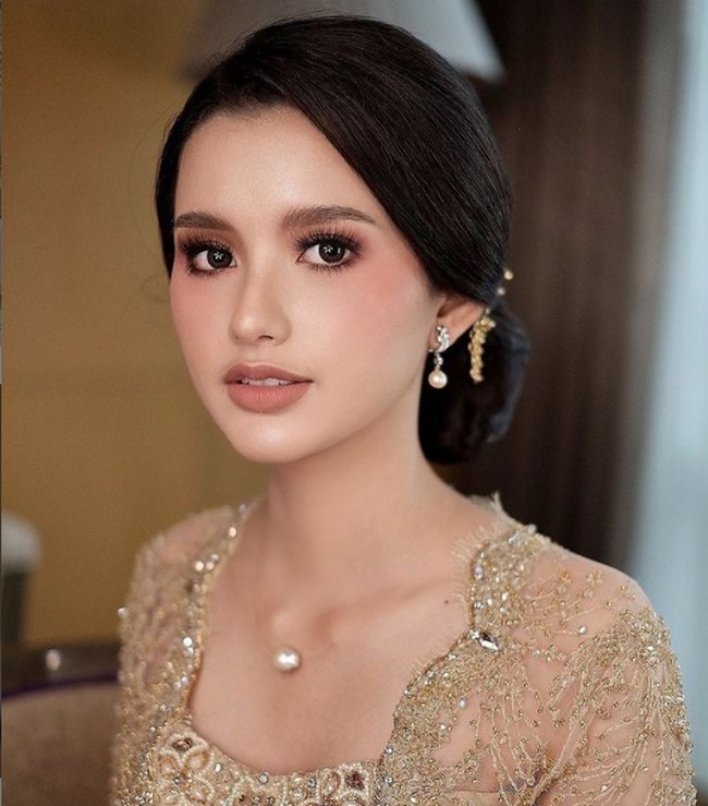 Sarah Menzel mendampingi Azriel Hermansyah di acara akad hingga syukuran pernikahan Aurel Hermansyah dan Atta Halilintar. Ia pun mengenakan kebaya mewah bernuansa champagne-marun yang senada dengan keluarga A6. Foto: Instagram/@ssarah_menzel, @estherkwanmua