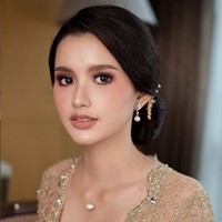 Sarah Menzel mendampingi Azriel Hermansyah di acara akad hingga syukuran pernikahan Aurel Hermansyah dan Atta Halilintar. Ia pun mengenakan kebaya mewah bernuansa champagne-marun yang senada dengan keluarga A6. Foto: Instagram/@ssarah_menzel, @estherkwanmua
