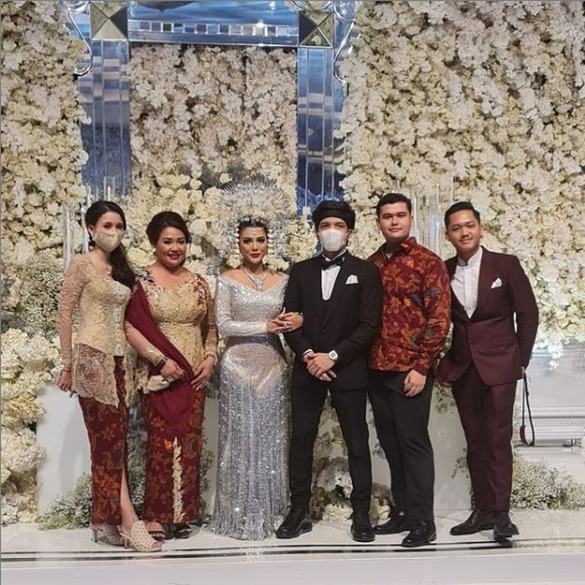 Sarah Menzel hadir bersama sang ibu, Luhde Suryani. Ia juga mengenakan kebaya modern bernuansa champagne dan marun. Foto: Instagram/@ssarah_menzel, @estherkwanmua