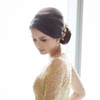 Sementara rambut Sarah Menzel disanggul sederhana namun tetap elegan yang dikreasikan hairstylist Sintike Lorenz. Foto: Instagram/@ssarah_menzel, @estherkwanmua