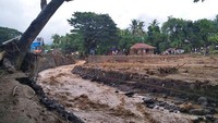 Banjir lahar dingin menerjang Kabupaten Lembata, Nusa Tenggara Timur (NTT). Banjir tersebut mengakibatkan 11 orang meninggal dunia. Kejadian banjir lahar dingin ini terjadi pada Minggu (4/4). Disebut lahar hujan berasal dari Gunung Ile Lewotolok, Kecamatan Ile Ape. AP Photo/Rofinus Monteiro  