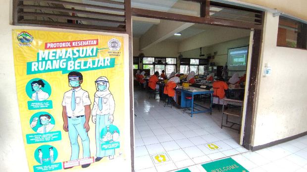 Sekolah tatap muka hari pertama di SMKN 7 Semarang dan SMPN 5 Semarang. 5/4/2021