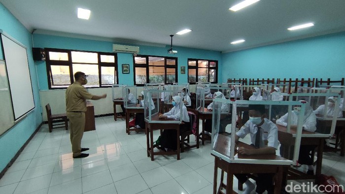 Sekolah tatap muka hari pertama di SMKN 7 Semarang dan SMPN 5 Semarang. 5/4/2021