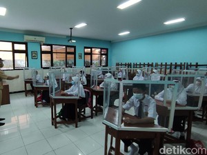Siswa Canggung Bersua Langsung Teman Sekelas yang Selama Ini Via Daring