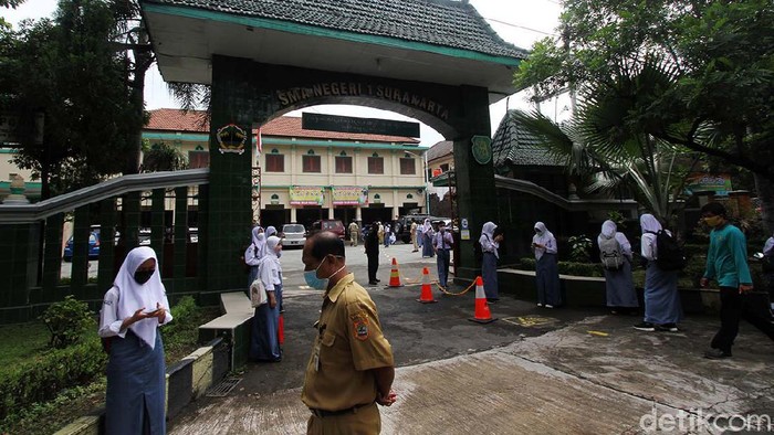 SMAN 1, Solo, Jawa Tengah, mulai melakukan pembelajaran tatap muka, Senin (5/4). Sekolah dilakukan dengan protokol kesehatan ketat.