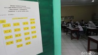 PTM dilakukan dengan protokol kesehatan ketat, duduk antar siswa tampak diberi jarak.