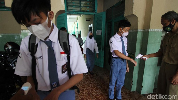 SMAN 1, Solo, Jawa Tengah, mulai melakukan pembelajaran tatap muka, Senin (5/4). Sekolah dilakukan dengan protokol kesehatan ketat.