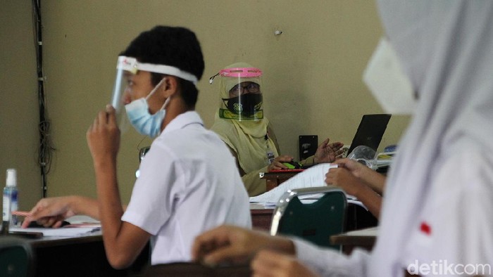 SMAN 1 Solo Mulai Pembelajaran Tatap Muka SMAN 1, Solo, Jawa Tengah, mulai melakukan pembelajaran tatap muka, Senin (5/4). Sekolah dilakukan dengan protokol kesehatan ketat.