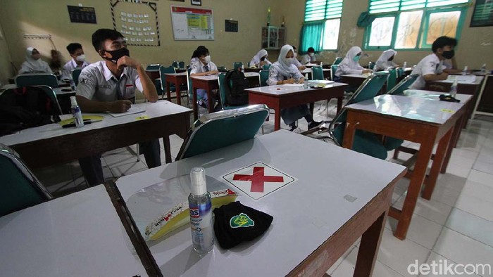 SMAN 1, Solo, Jawa Tengah, mulai melakukan pembelajaran tatap muka, Senin (5/4). Sekolah dilakukan dengan protokol kesehatan ketat.