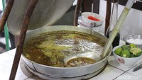 Kuahnya khas Soto Ayam yang berwarna kuning dan aroma rempahnya kuat. Foto: detikFood / Luthfi Baihaqy