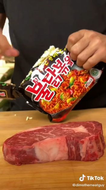 Dims The Meat Guys masak steak pakai bumbu saus Samyang.