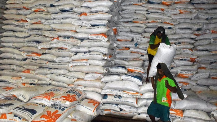 Pekerja mengangkut beras saat proses penyaluran beras ke pasar-pasar di Gudang Perum BULOG Sub Divre Serang, Banten, Senin (5/4/2021). Dirut Perum BULOG Budi Waseso menyatakan, stok beras Bulog hingga April 2021 mencapai 1 juta ton cukup untuk kebutuhan puasa dan lebaran serta akan terus menyerap gabah hasil panen petani dengan target cadangan beras pemerintah (CBP) bisa mencapai 1,4 juta ton hingga akhir Mei sejalan dengan arahan Presiden Jokowi yang memastikan tidak akan mengimpor beras hingga Juni mendatang. ANTARA FOTO/Asep Fathulrahman/aww.