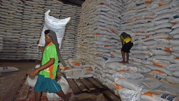 Pekerja mengangkut beras saat proses penyaluran beras ke pasar-pasar di Gudang Perum BULOG Sub Divre Serang, Banten, Senin (5/4/2021). Dirut Perum BULOG Budi Waseso menyatakan, stok beras Bulog hingga April 2021 mencapai 1 juta ton cukup untuk kebutuhan puasa dan lebaran serta akan terus menyerap gabah hasil panen petani dengan target cadangan beras pemerintah (CBP) bisa mencapai 1,4 juta ton hingga akhir Mei sejalan dengan arahan Presiden Jokowi yang memastikan tidak akan mengimpor beras hingga Juni mendatang. ANTARA FOTO/Asep Fathulrahman/aww.