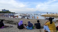Pantai Segara berlokasi di Jalan Segara Ayu, Denpasar, Bali. Pengunjung Pantai Segara dikenakan tarif parkir Rp 5 ribu untuk mobil dan Rp 2 ribu untuk sepeda motor. (Foto: Sui Suadnyana/detikcom)