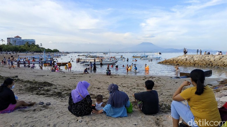 Suasana kunjungan wisatawan di Pantai Segara Ayu, Sanur, Denpasar di hari libur akhir pekan Paskah, Minggu (4/4/2021).